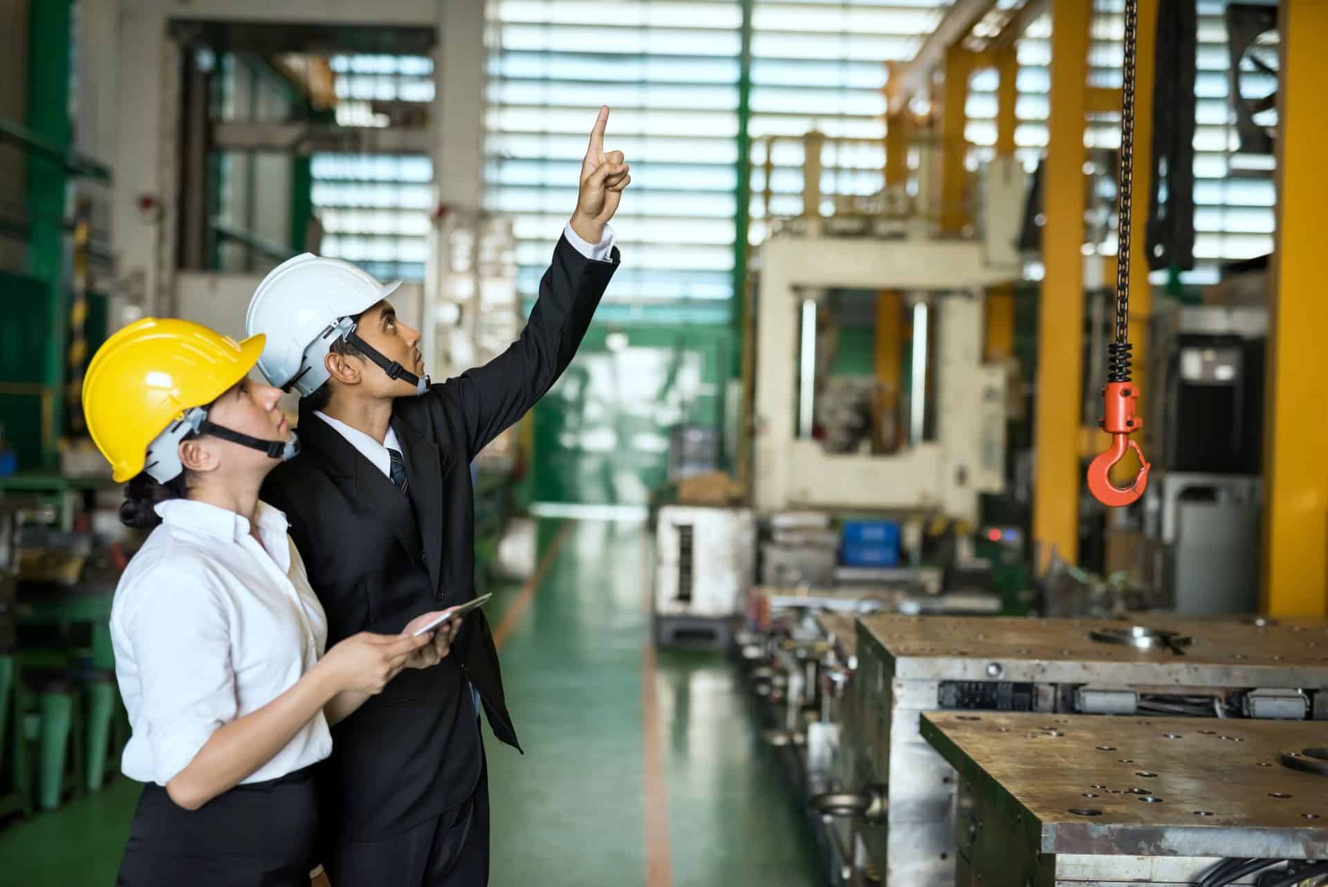 Industriehalle mit elektrischer Seilwinde und Last